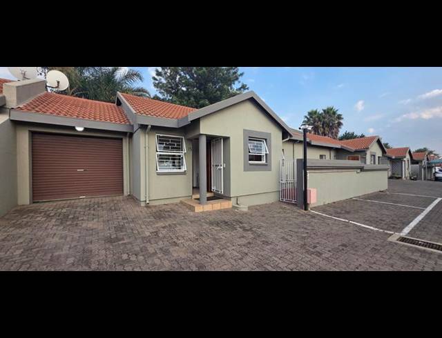 2 BEDROOM TOWNHOUSE FOR SALE IN VANDERBIJLPARK SE 3